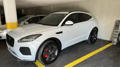 Jaguar E-PACE P200 R-Dynamic S AWD — SUV élégant, 69 000 km, transmission automatique — exterior view