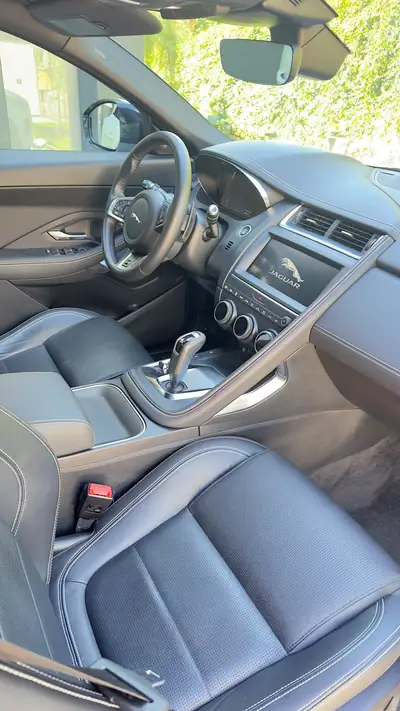 Jaguar E-PACE P200 R-Dynamic S AWD — SUV élégant, 69 000 km, transmission automatique — interior