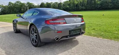 Aston Martin V8 Vantage 4.3 Sportshift — Coupé sport britannique, 385 ch, entretien impeccable — côté