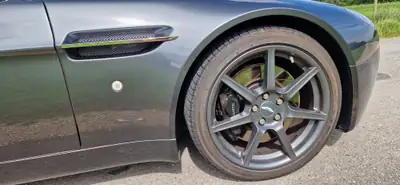Aston Martin V8 Vantage 4.3 Sportshift — Coupé sport britannique, 385 ch, entretien impeccable — détail