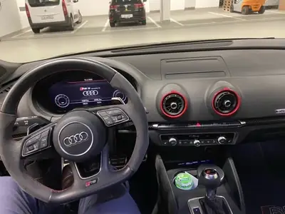 Audi RS3 Sportback 2.5 TSI quattro — 400 ch, performance brute et élégance noire — détail