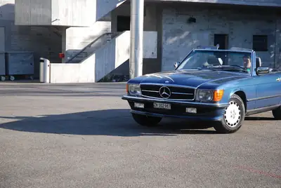 Mercedes-Benz SL 300 — Cabriolet légendaire des années 1980, moteur révisé — côté