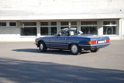 Mercedes-Benz SL 300 — Cabriolet légendaire des années 1980, moteur révisé — tableau de bord