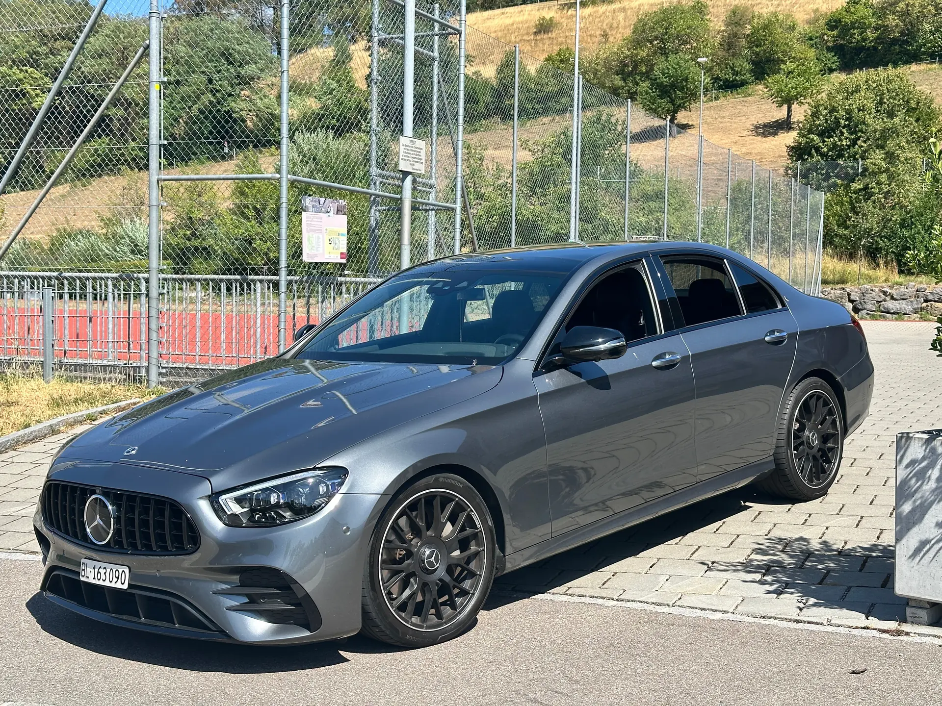 Mercedes-Benz E 300 e 4Matic — Berline hybride rechargeable, design AMG Sport, 101'000 km