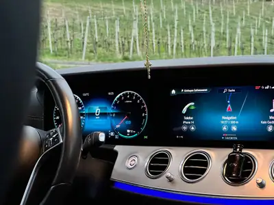 Mercedes-Benz E 300 e 4Matic — Berline hybride rechargeable, design AMG Sport, 101'000 km — Miniature 17