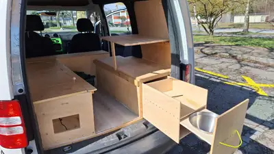 VW Caddy Camper 4 Two — Petit camping-car aménagé, diesel économique — Innenraum
