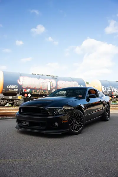 Ford Mustang Shelby GT500 5.8 SVT 2013 — Muscle car légendaire, 660 ch et état impeccable — vista posteriore