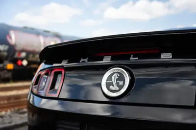 Ford Mustang Shelby GT500 5.8 SVT 2013 — Muscle car légendaire, 660 ch et état impeccable — Miniatura 13