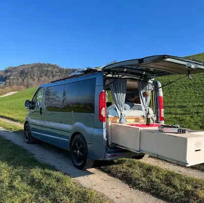 Renault Trafic 2014 — Camper aménagé romantique, diesel économique — Seitenansicht
