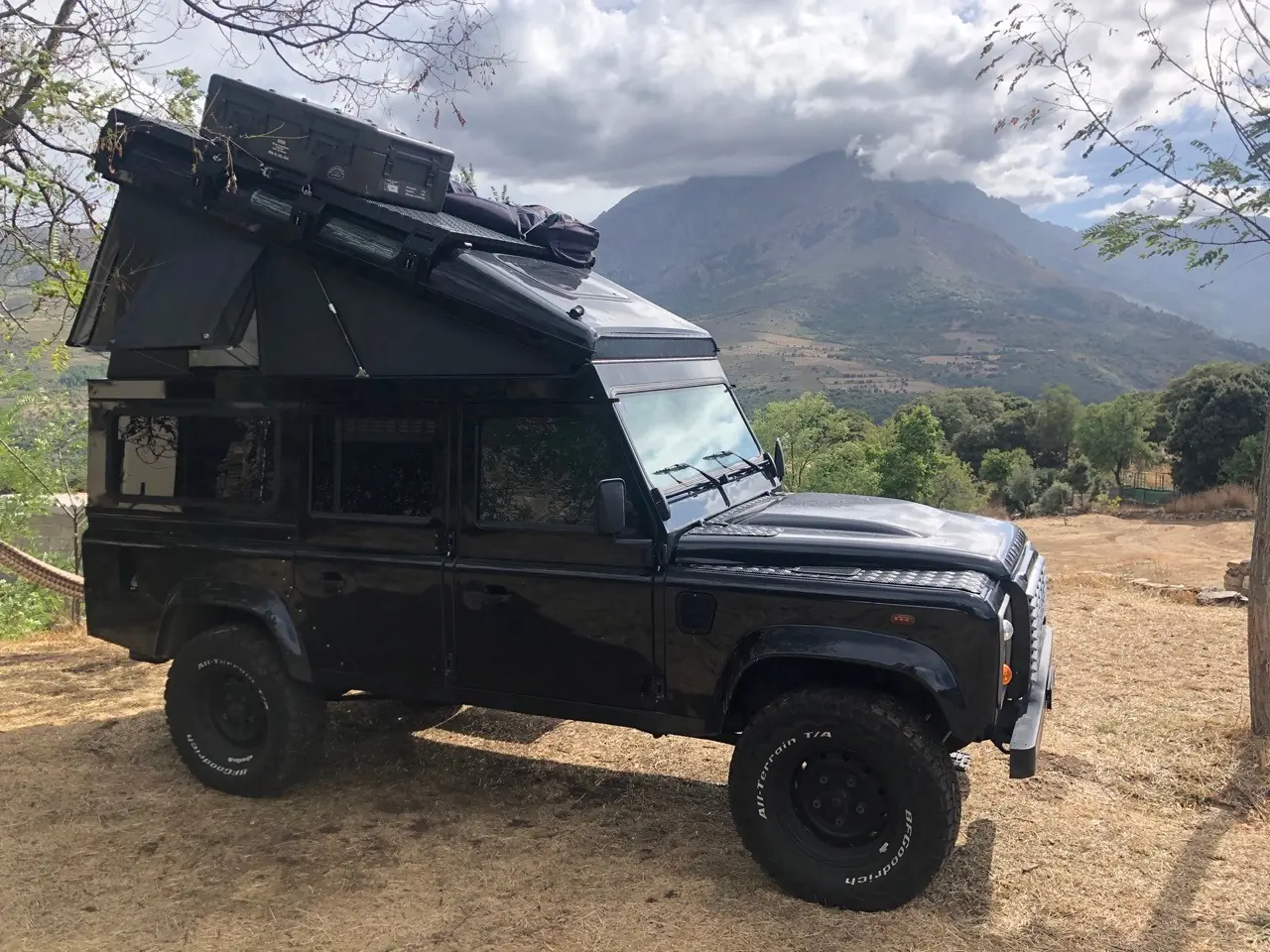 Land Rover Defender 110 TD4 — Aménagement camping avec toit relevable, 4x4 fiable — vue extérieure