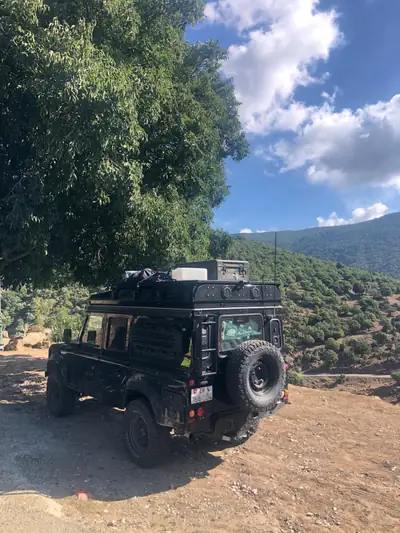 Land Rover Defender 110 TD4 — Aménagement camping avec toit relevable, 4x4 fiable — arrière