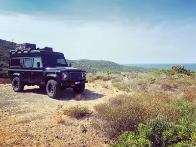 Land Rover Defender 110 TD4 — Aménagement camping avec toit relevable, 4x4 fiable — intérieur
