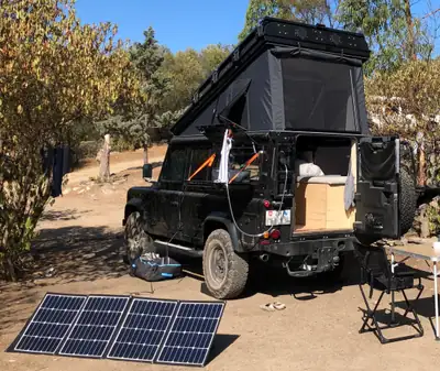 Land Rover Defender 110 TD4 — Aménagement camping avec toit relevable, 4x4 fiable — tableau de bord