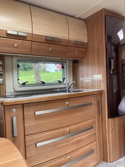 BMW 325 Fendt Opal 495 — Camping-car aménagé, kilométrage quasi neuf — Innenraum