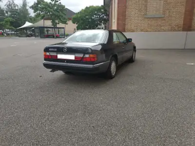 Mercedes-Benz 300 CE — Coupé élégant des années 90, 128 000 km seulement — fianco