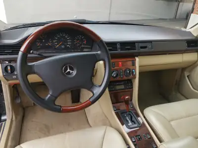 Mercedes-Benz 300 CE — Coupé élégant des années 90, 128 000 km seulement — Miniatura 9