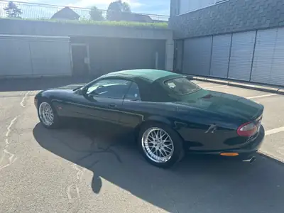Jaguar XK XKR S/C Convertible 1999 — Cabriolet de prestige, 363 ch et seulement 54'000 km — Heckansicht