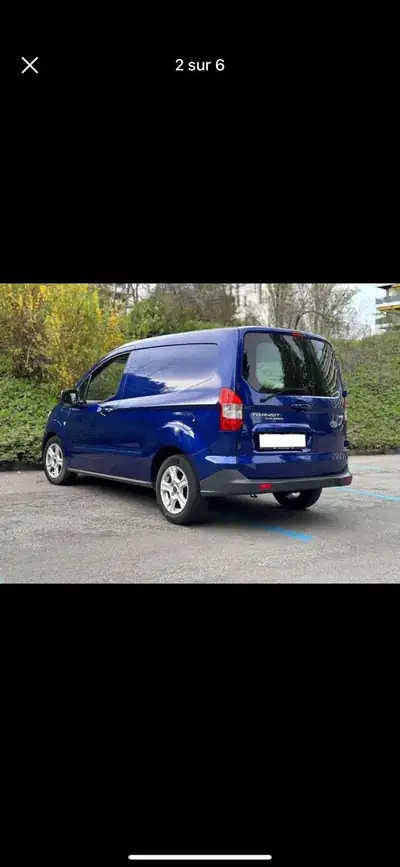 Ford Transit Courier 1.0 EcoBoost — Utilitaire compact économique, 68 000 km — fianco