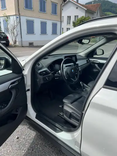 BMW X1 xDrive 18d Essential Edition — SUV compact diesel, 105'000 km, sans sinistre — rear view