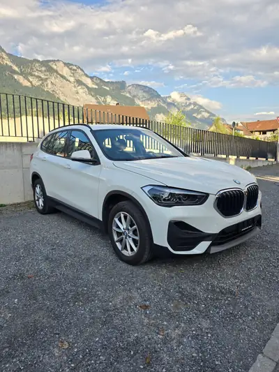 BMW X1 xDrive 18d Essential Edition — SUV compact diesel, 105'000 km, sans sinistre — side view