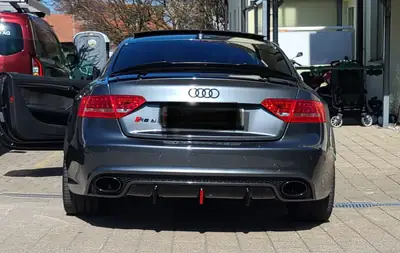 Audi RS5 Coupé 2010 — 450 ch, Prestige tout-terrain avec caractère sportif — fianco