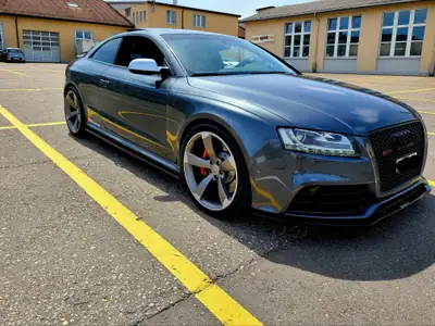 Audi RS5 Coupé 2010 — 450 ch, Prestige tout-terrain avec caractère sportif — interni