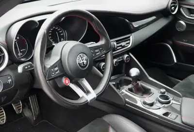 Alfa Romeo Giulia 2.9 V6 Quadrifoglio — 510 ch, boîte manuelle rare, 26000 km — tableau de bord