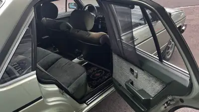 Audi 100 5E CD 1982 — Le classique suisse de légende, préservé et sans accident — Miniatur 13
