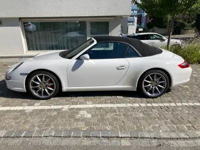 Porsche 911 Cabrio Carrera S — Roadster légendaire, 355 ch et toile électrique — côté