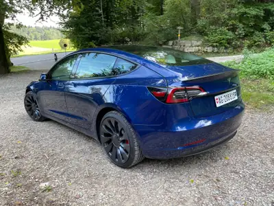 Tesla Model 3 2022 — Berline électrique haute performance, 97'000 km — Seitenansicht