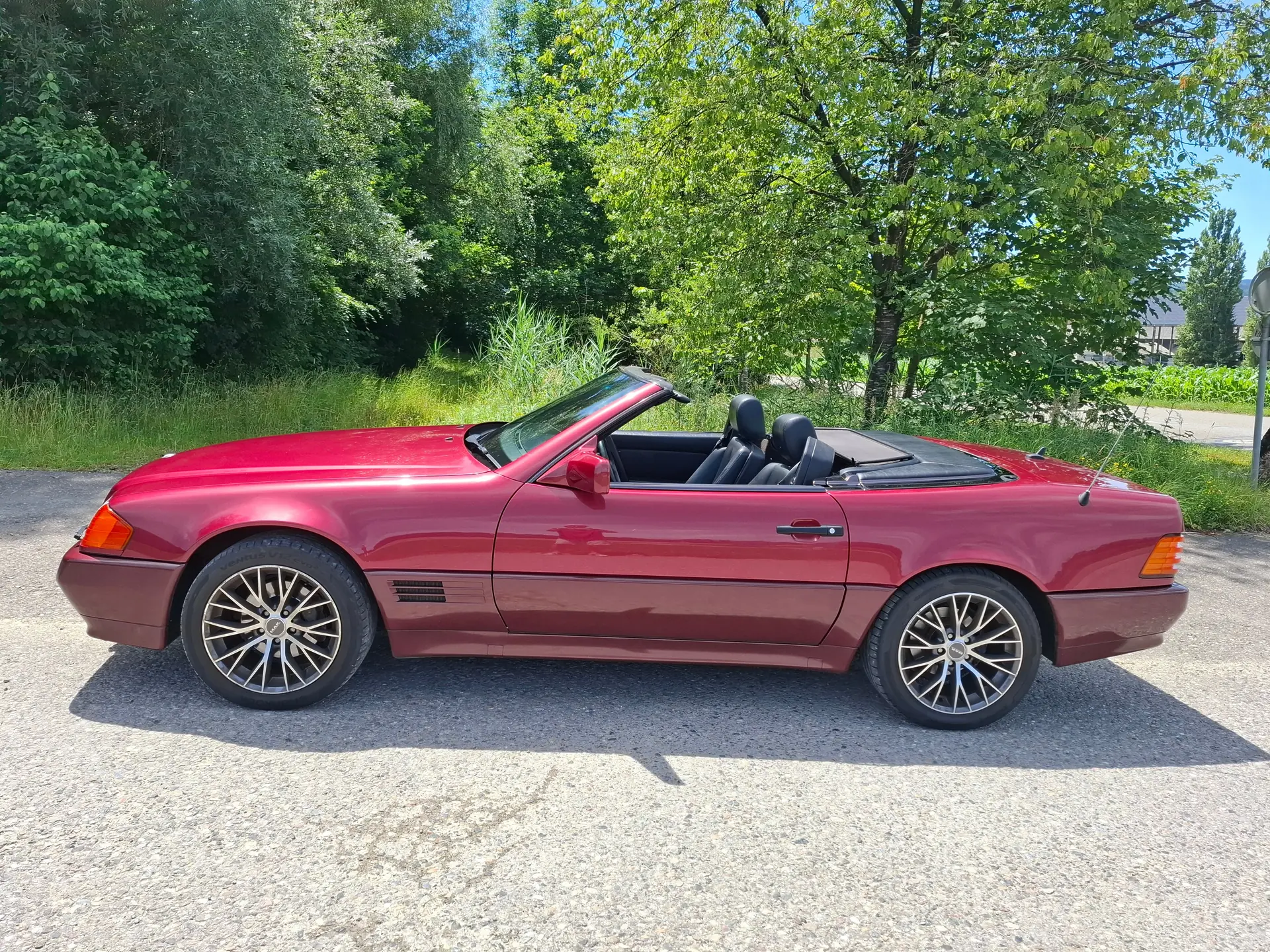 Mercedes-Benz SL 500 — Roadster légendaire, 320 ch et design iconique des années 90 — vista esterna