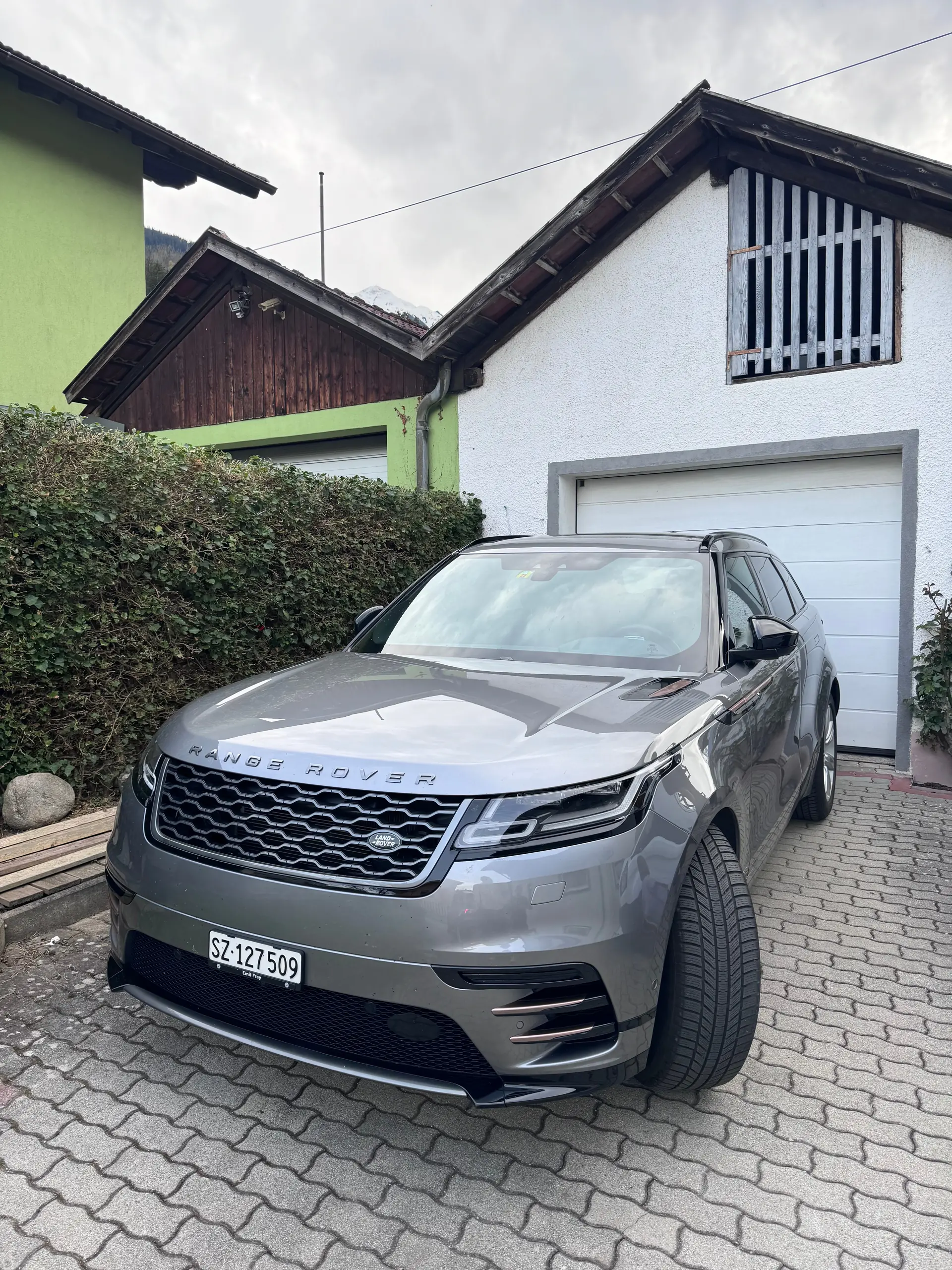 Range Rover Velar R-Dynamic P 300 — SUV premium 4x4 à motorisation essence performante