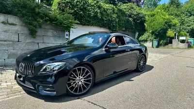 Mercedes-Benz E 220 d Coupé AMG Line — Élégance diesel avec 91'000 km seulement — Heckansicht