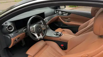 Mercedes-Benz E 220 d Coupé AMG Line — Élégance diesel avec 91'000 km seulement — Miniatur 13
