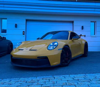 Porsche 911 GT3 PDK — Coupé haute performance 510 ch, jaune signal, 3 800 km — Heckansicht