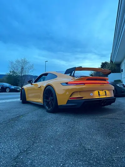 Porsche 911 GT3 PDK — Coupé haute performance 510 ch, jaune signal, 3 800 km — Innenraum