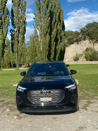Audi Q4 45 e-tron quattro — SUV électrique performant, un propriétaire, excellent état — fianco