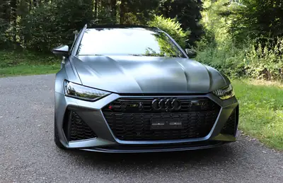 Audi RS6 Avant 4.0 TFSI V8 — Break haute performance, 600 ch, seulement 23 310 km — vista posteriore