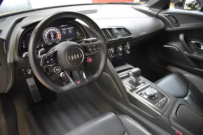 Audi R8 Spyder S-Tronic Quattro 570PS — Cabriolet sportif haute performance, 27000 km seulement — détail