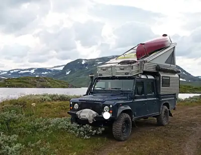 Land Rover Defender 130 2.2 TD4 — Pick-up robuste, 4x4 intégral, essence d'aventure — vue extérieure