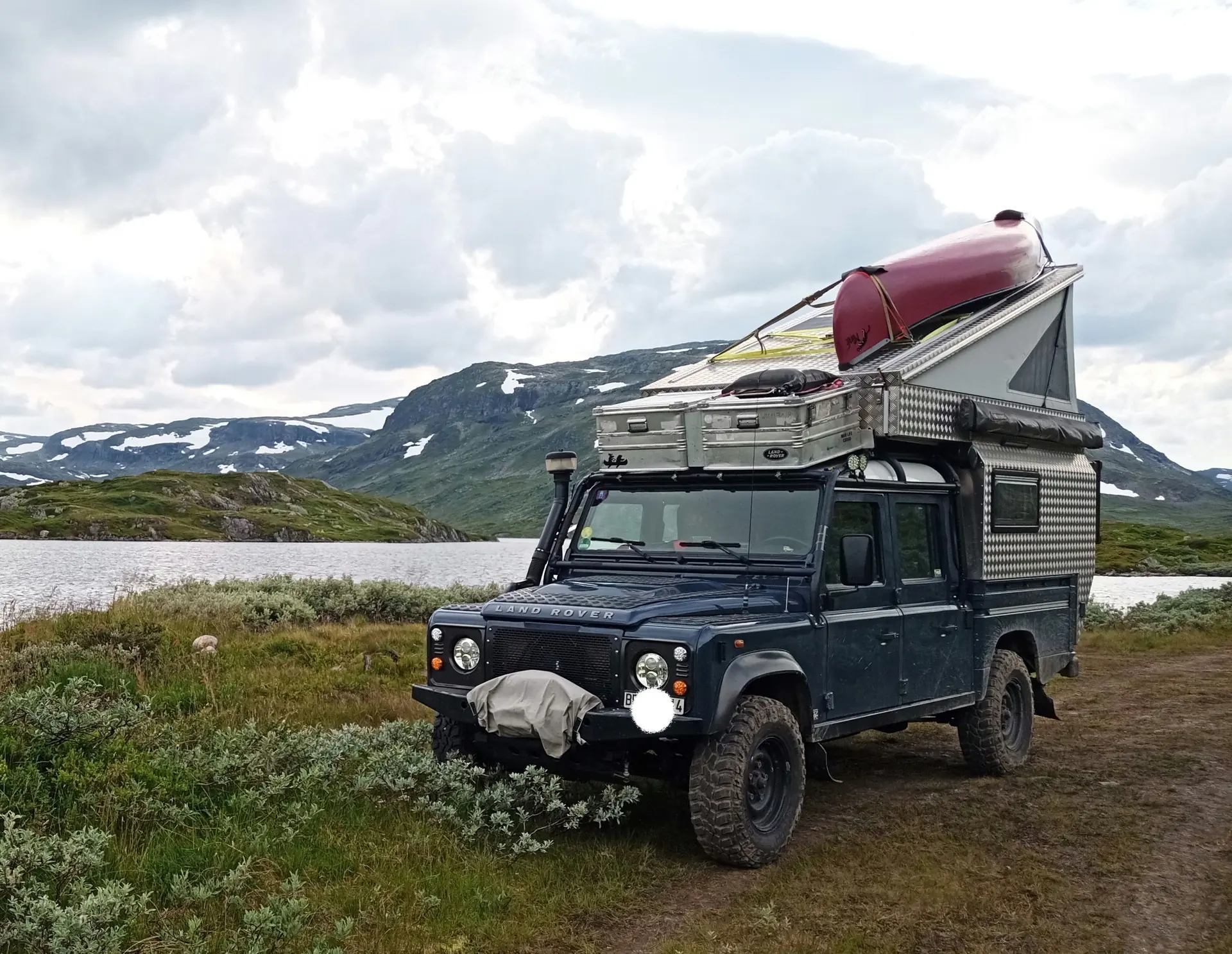 Land Rover Defender 130 2.2 TD4 — Pick-up robuste, 4x4 intégral, essence d'aventure — vue extérieure