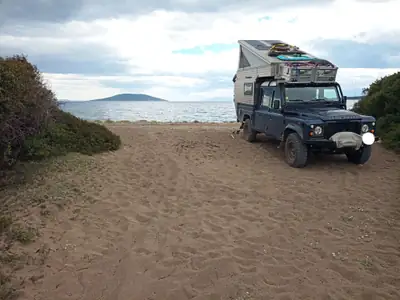 Land Rover Defender 130 2.2 TD4 — Pick-up robuste, 4x4 intégral, essence d'aventure — côté