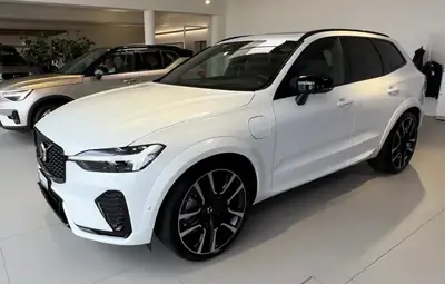 Volvo XC60 T8 eAWD Plug-in Hybrid — SUV premium 455 ch, seule 50'000 km — side view
