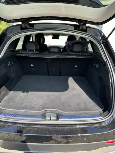 Mercedes-Benz GLC 200 4MATIC — SUV hybride essence, 31 000 km, garantie constructeur — intérieur