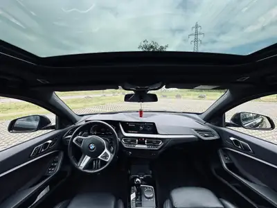 BMW M135i xDrive Steptronic — Sportivité premium, 28'000 km seulement — Miniatura 8
