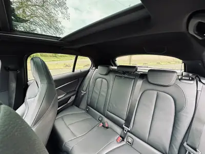 BMW M135i xDrive Steptronic — Sportivité premium, 28'000 km seulement — Miniatura 10