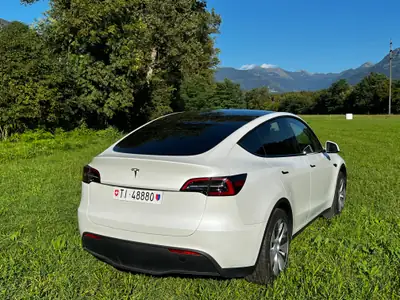 Tesla Model Y RWD 2023 — SUV électrique performant, 32 400 km seulement — côté