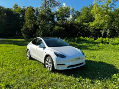 Tesla Model Y RWD 2023 — SUV électrique performant, 32 400 km seulement — vue extérieure