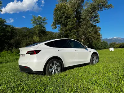 Tesla Model Y RWD 2023 — SUV électrique performant, 32 400 km seulement — arrière