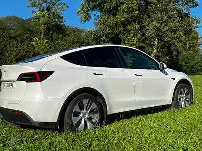 Tesla Model Y RWD 2023 — SUV électrique performant, 32 400 km seulement — intérieur